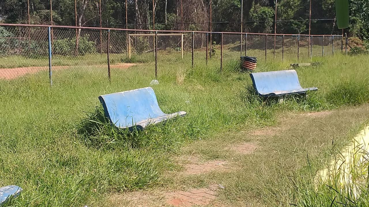 Foto 2 de 21 — Mato toma conta de praça no Maria Luiza; Prefeitura não tem prazo para zeladoria no bairro
